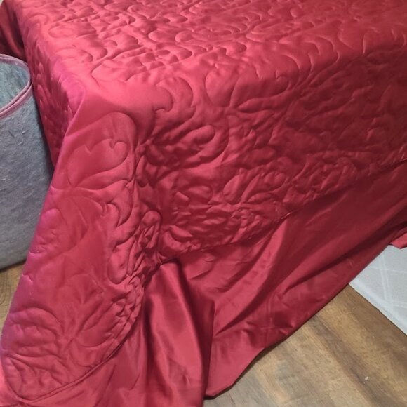 2 Twin Quilted Maroon Bedspreads - Picture 4 of 6